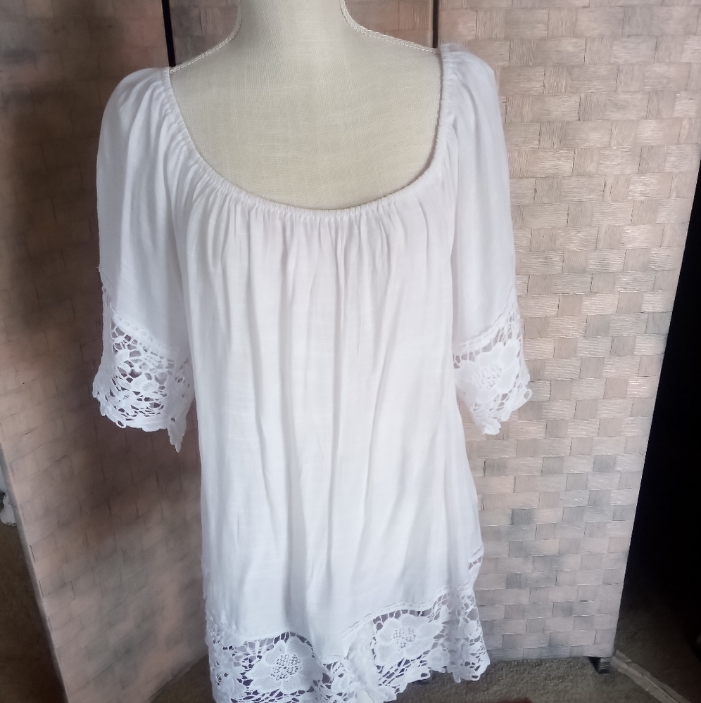 Unique Spectrum Size 2X White top with lace trimming